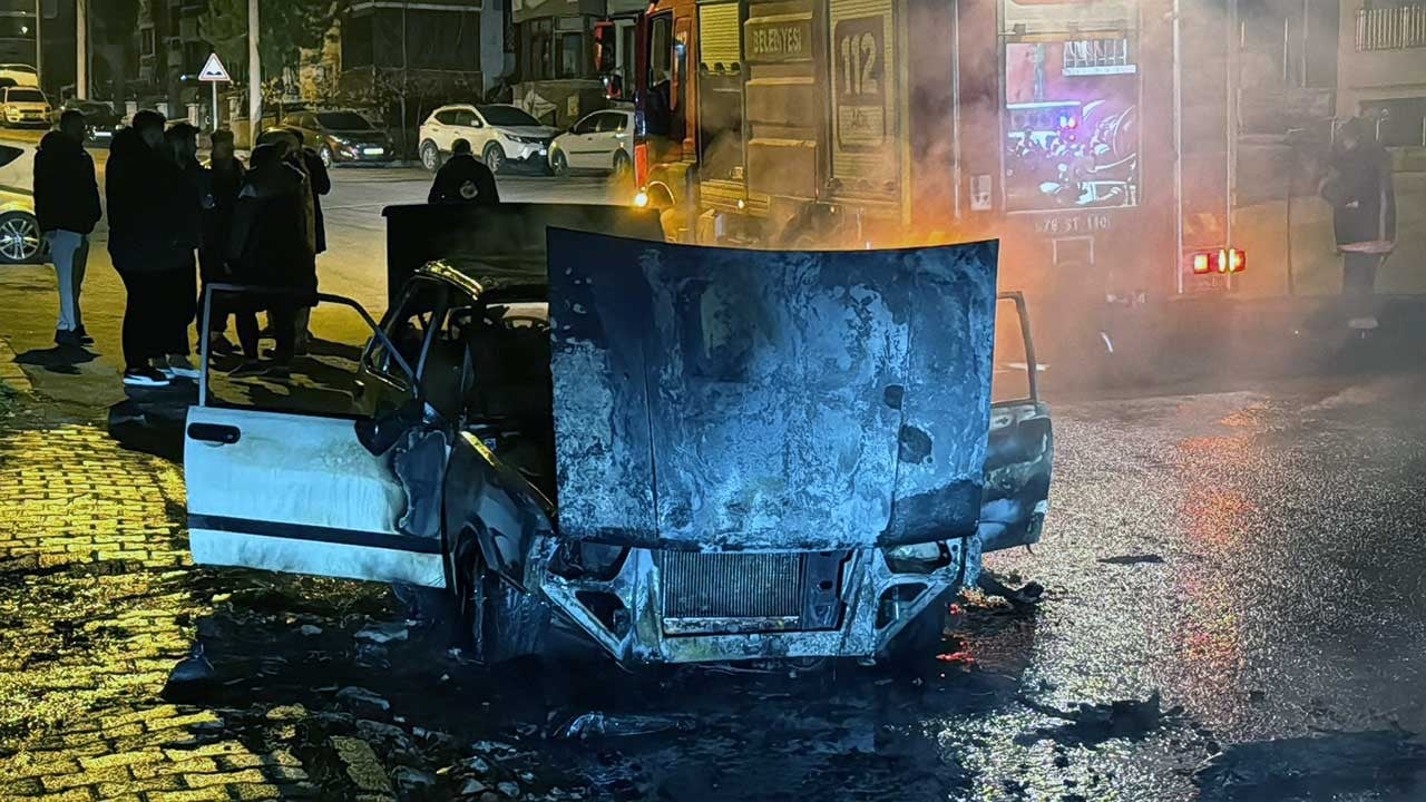 Park halindeki otomobil alev alev yandı