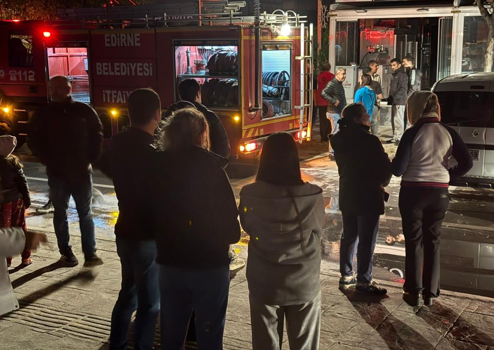 Pastanede çıkan yangın mahalleyi sokağa döküldü