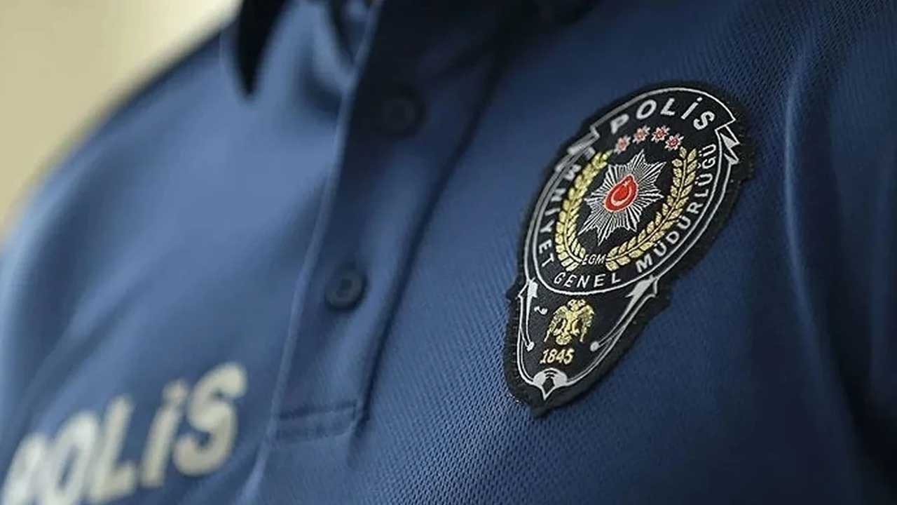 Polisin aracından çıkanlar 'pes' dedirtti! Hemen görevden uzaklaştırıldı