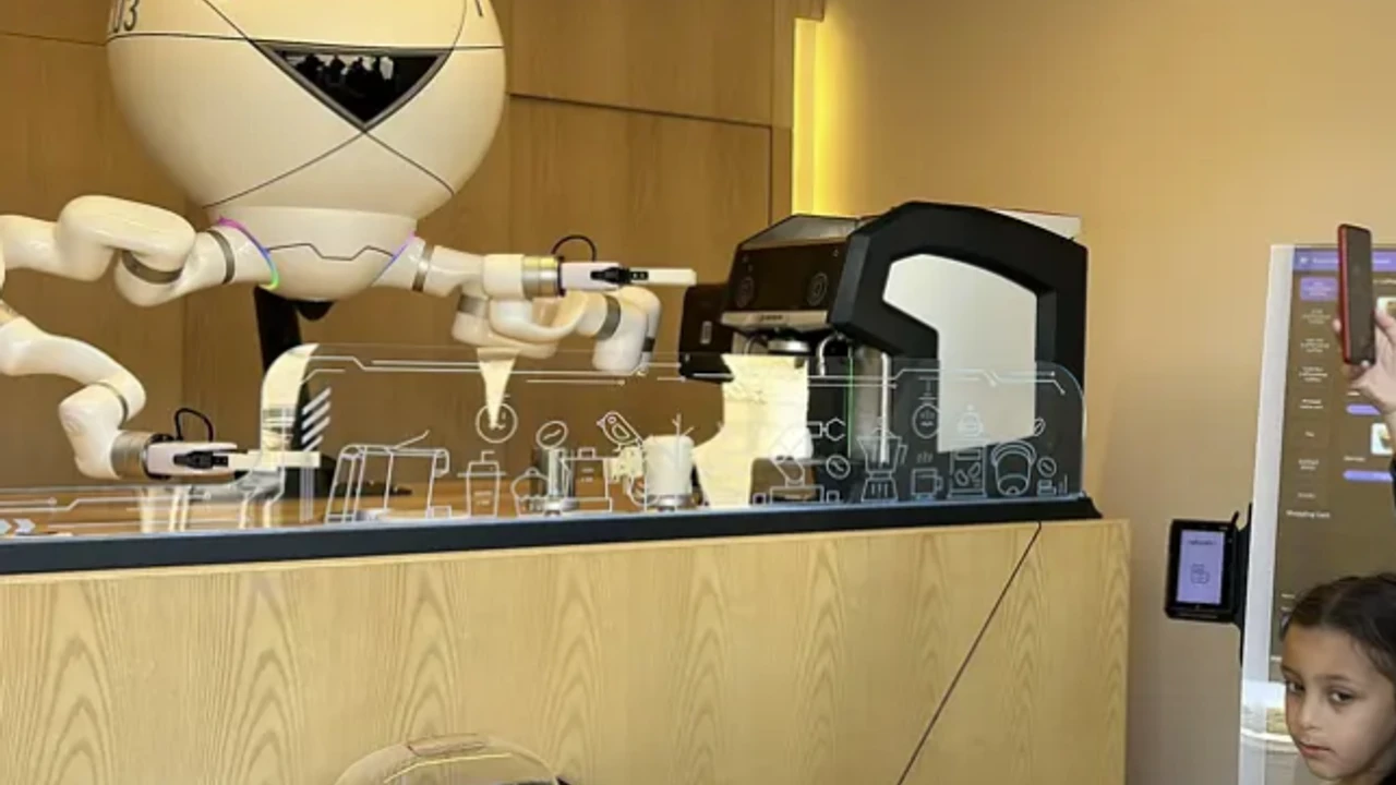 Robot kafe açıldı: Kahveler robotlardan!