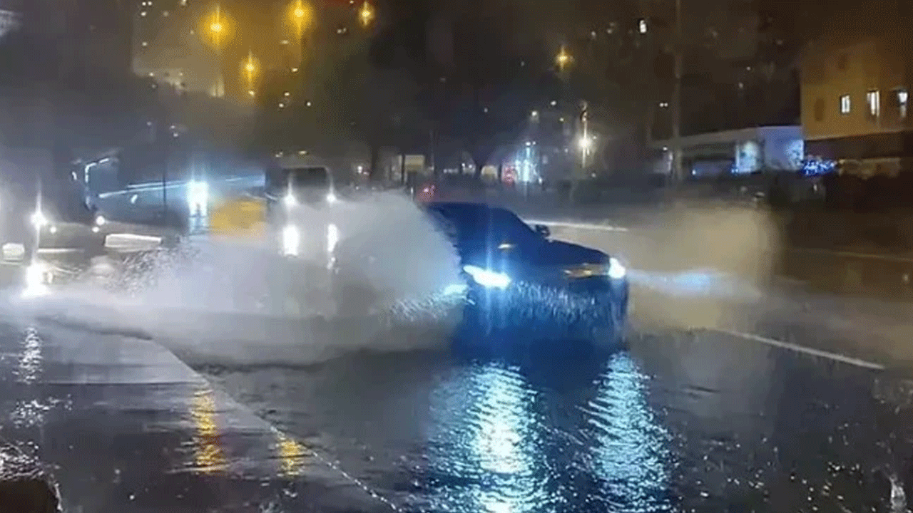 Sağanak sonrası Beyoğlu'nda su baskınları