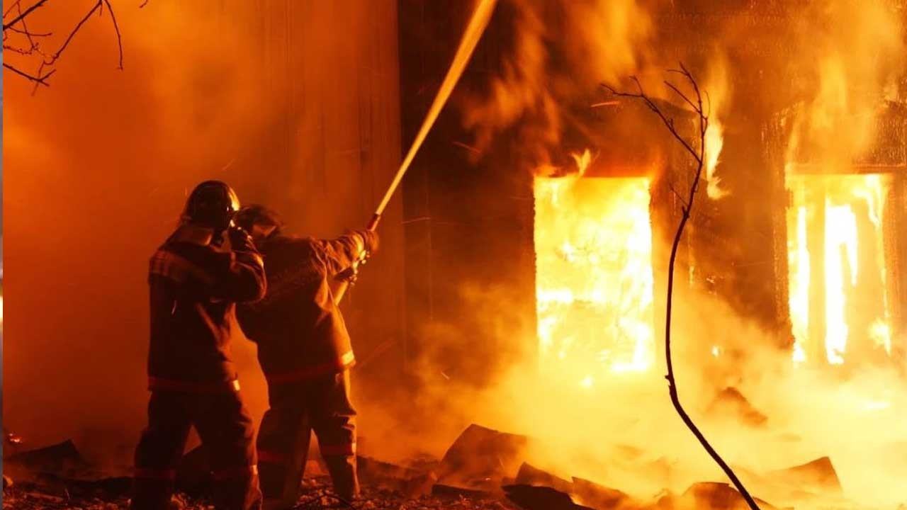 Samsun’da iki ev alevlere teslim oldu