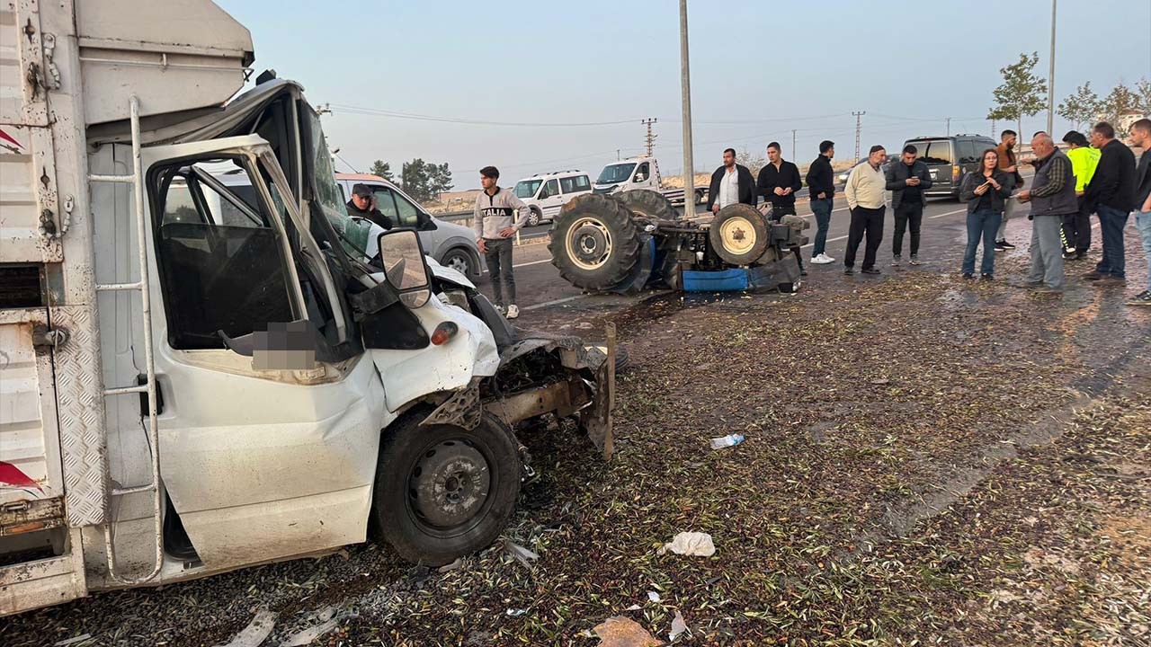 Şanlıurfa’da trafik kazası! Zeytin yüklü traktör ile kamyonet çarpıştı