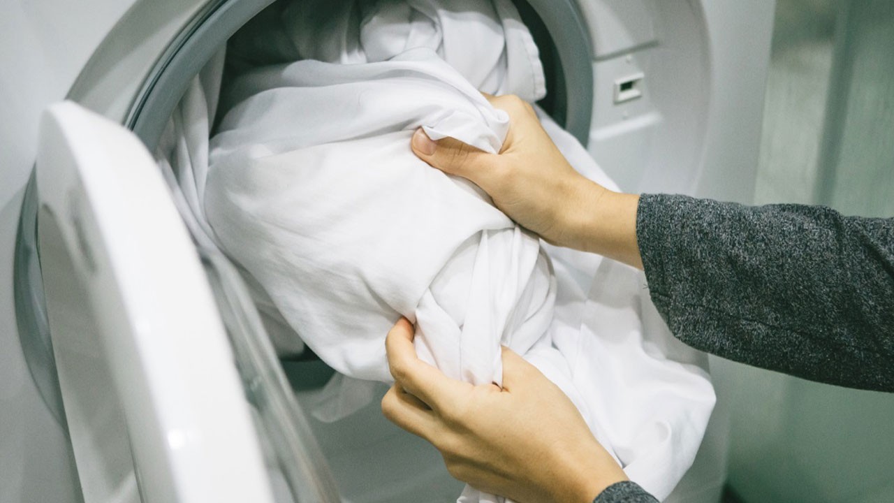 Sebep sizi şaşırtacak! Kurutucudan çıkan çarşaflar neden top gibi sarılıyor?