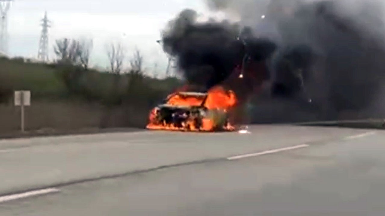 Seyir halindeki otomobil alev topuna döndü