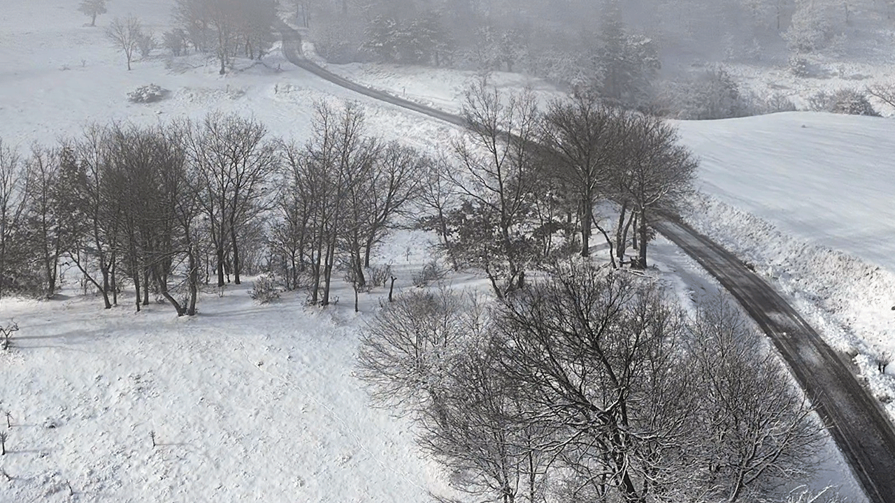Sındırgı’da mevsimler birbirine karıştı! Merkezde sağanak yükseklerde kar esareti başladı