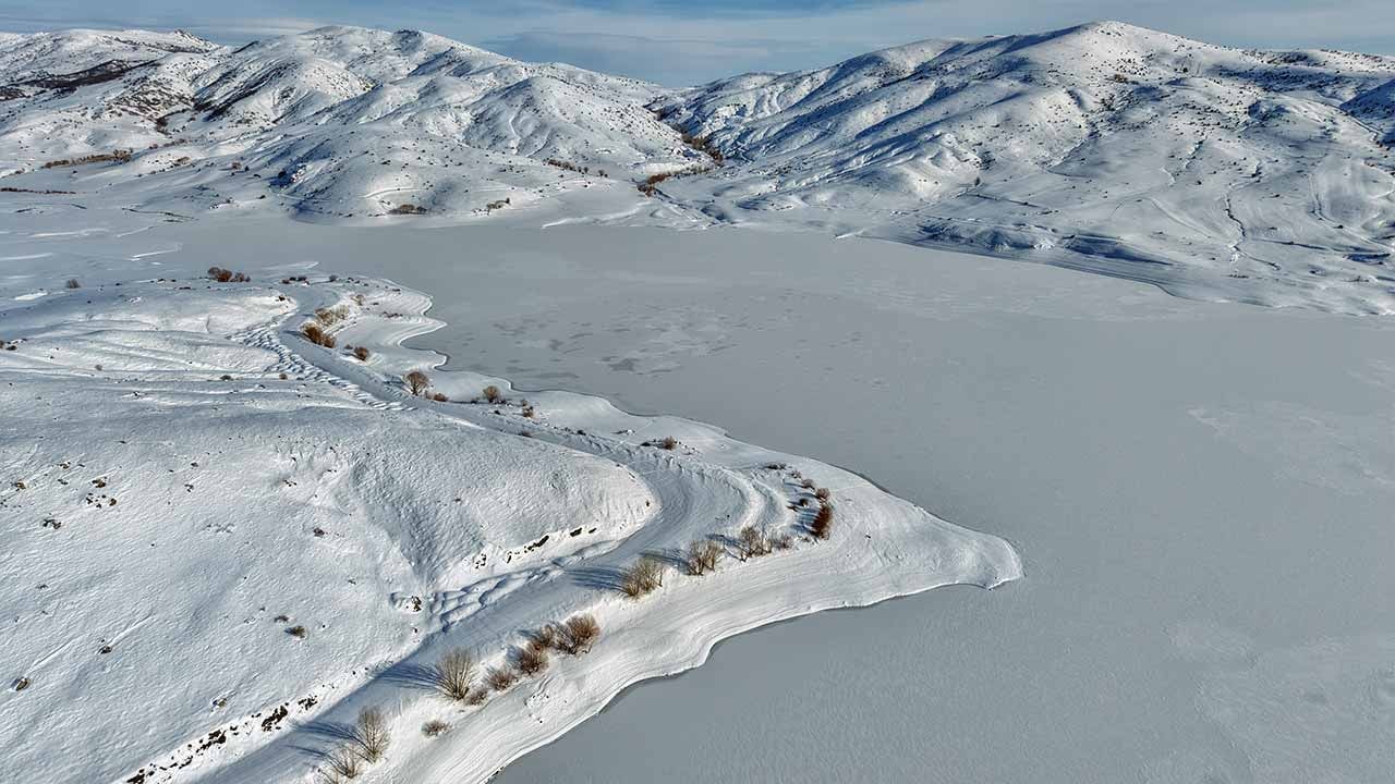 Sivas'ta dondurucu soğuklar gölü hapsetti! Yıldız Göleti tamamen buz tuttu