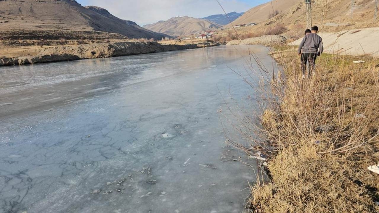Soğuk hava bastırdı, Zilan Çayı tamamen dondu