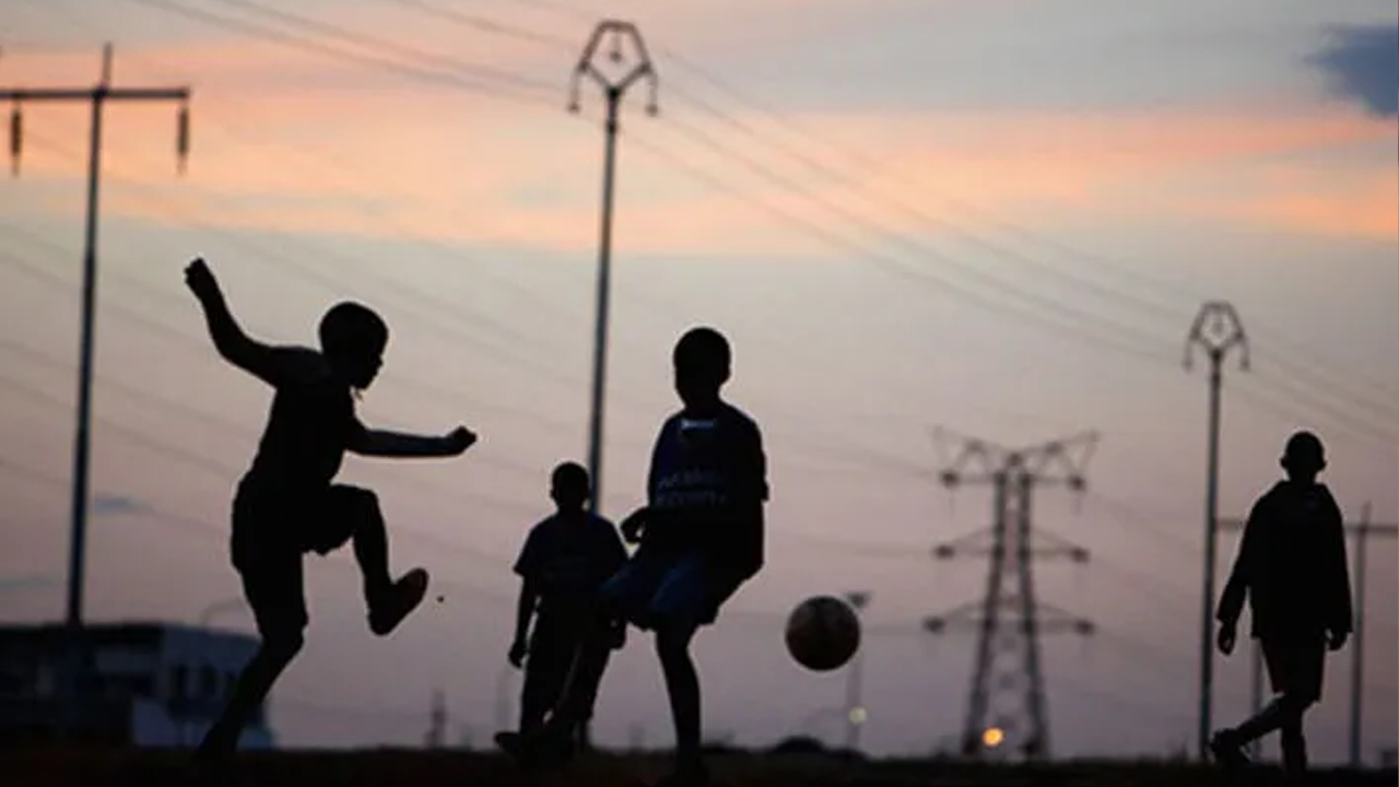 Sokakta top oynayana hapis cezası!