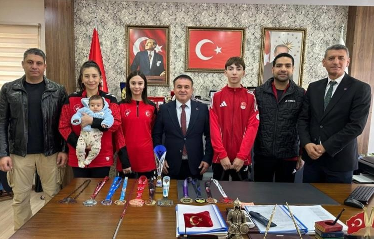 Taekwondo sporcuları tebriği hak ettiler