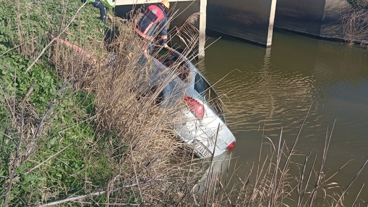 Tali yolda facia! Su kanalına uçan otomobilde can verdi