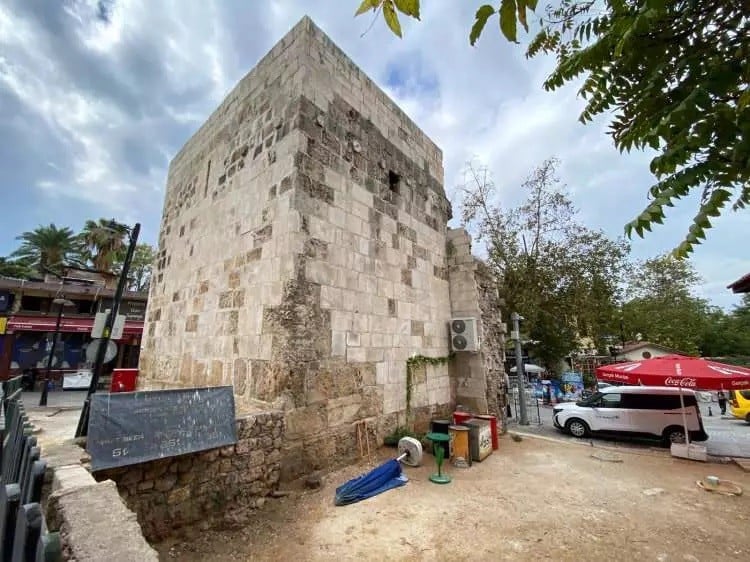 Tarihi yapıyaklima takmak için yapılanlar pes dedirtti