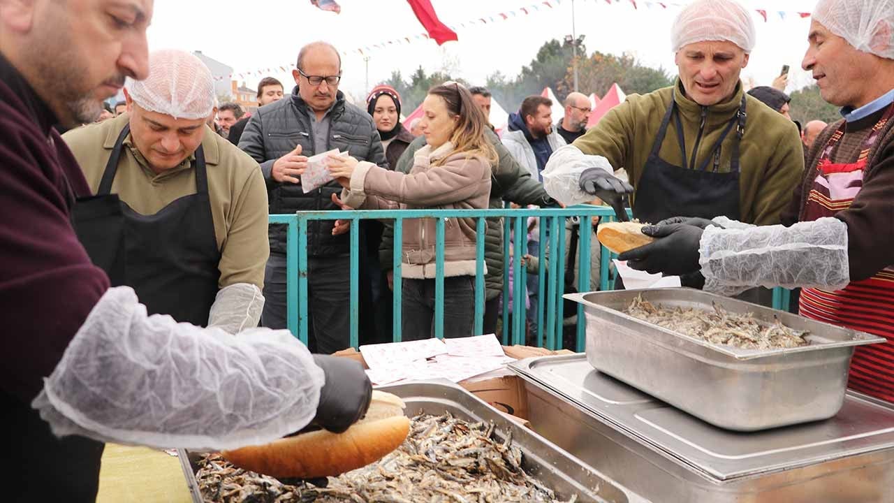 Tekirdağ'da hamsi şöleni! 3 ton balık dakikalar içinde tüketildi