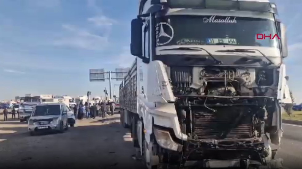 Tır, iki ticari araca çarptı! Ölü ve yaralılar var