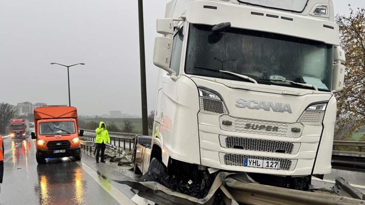 Tır ok gibi bariyerlere girdi