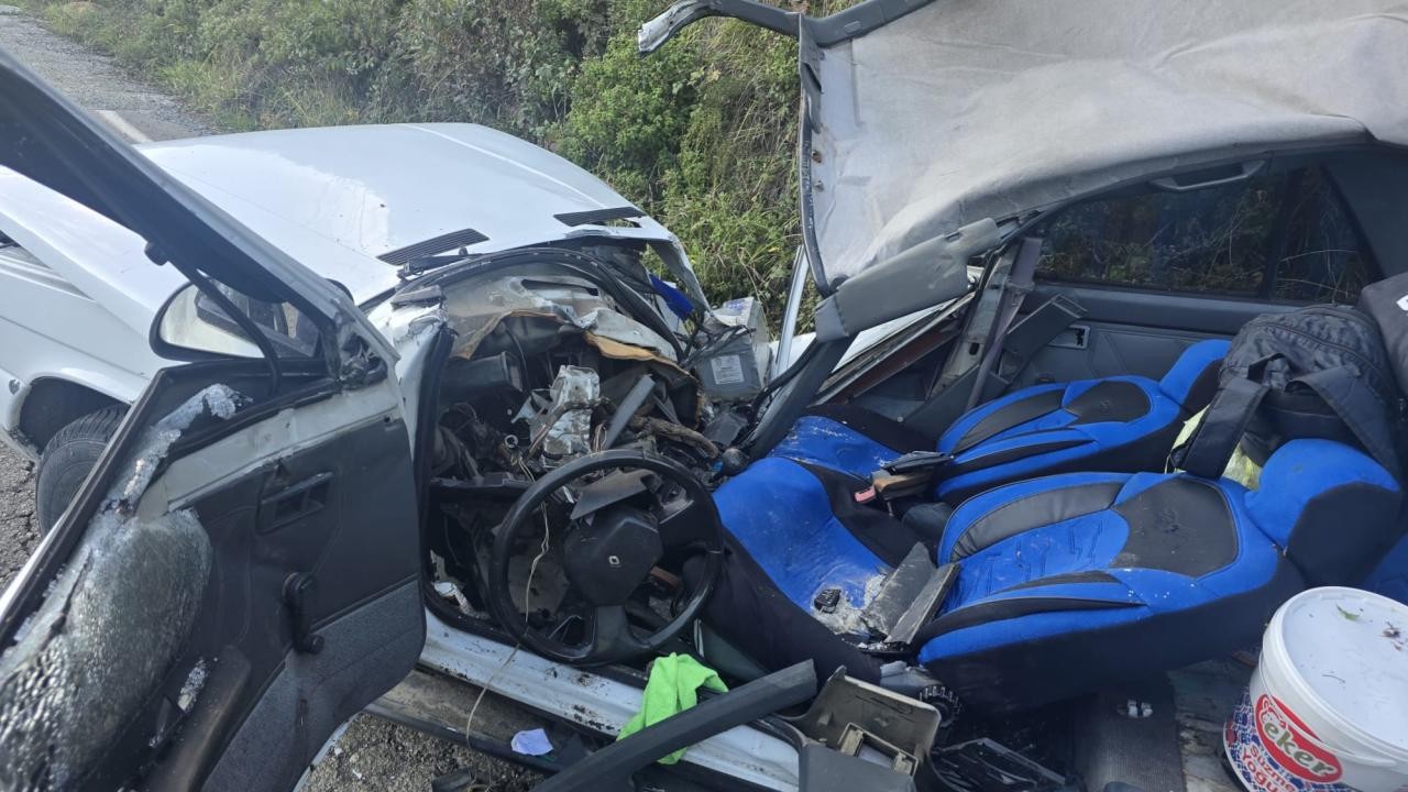 Trabzon'da otomobilin üzerine kaya düştü: 5 yaralı
