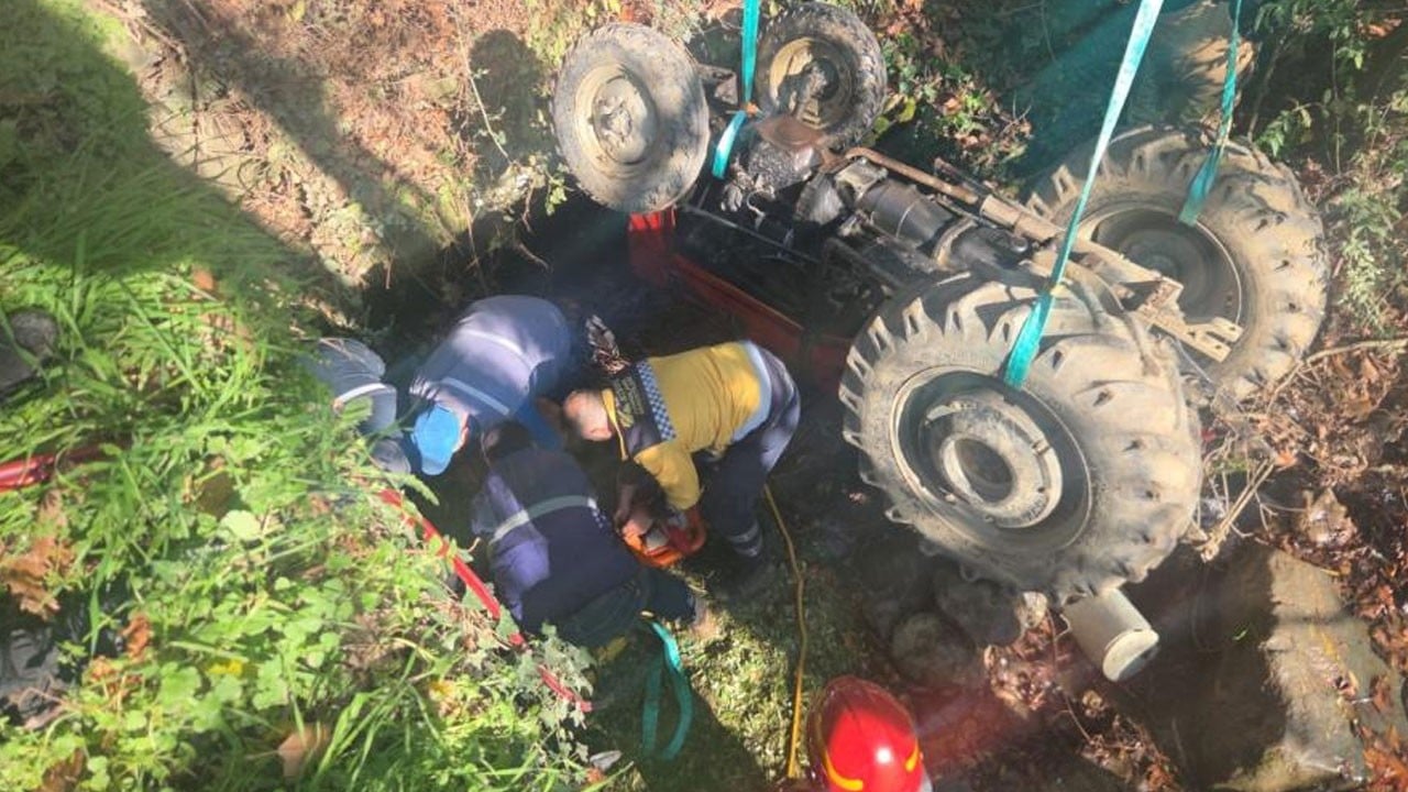 Traktörün altında kalan kişi ölümden döndü