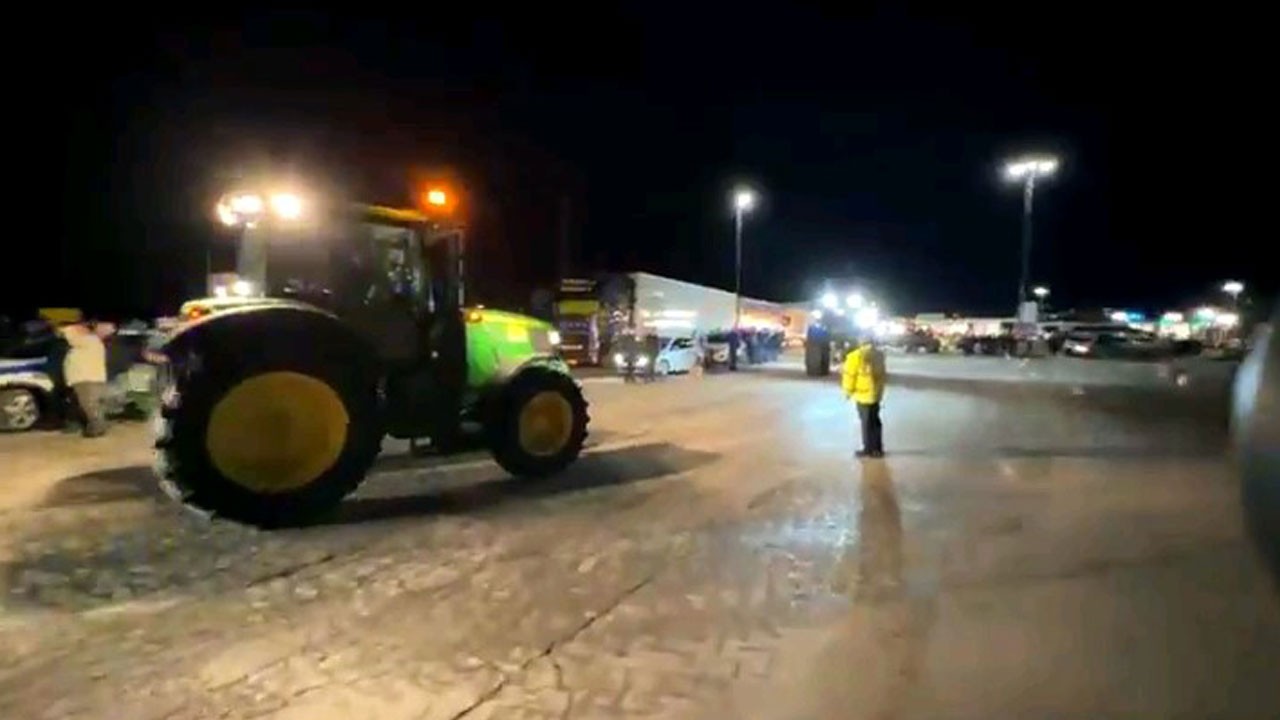 Türkiye sınırını etkiledi! Yunan çiftçiler traktörlerle sınırı kapattı