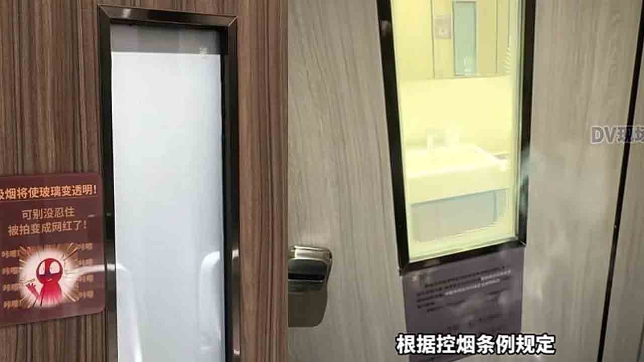 Tuvalette sigara içene şok: Buzlu cam bir anda şeffaflaşıyor!