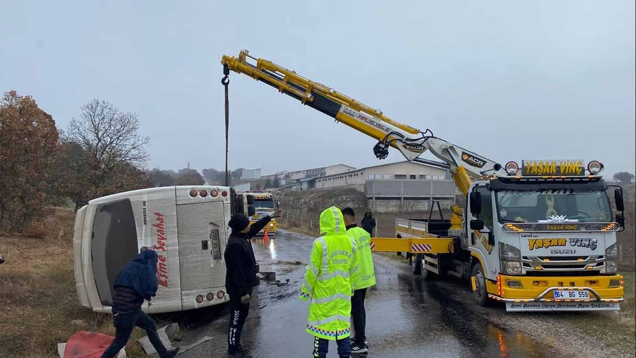 Ulubey yolunda can pazarı! Kontrolden çıkan midibüs yan yattı