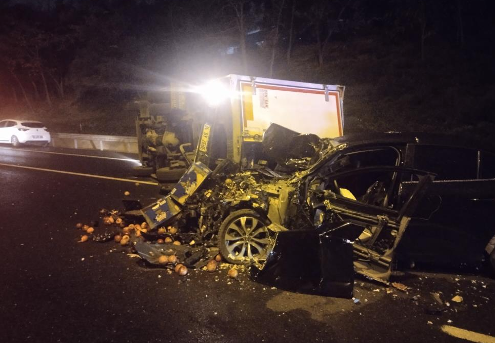 Ümraniye'de otomobil kamyon ile çarpıştı