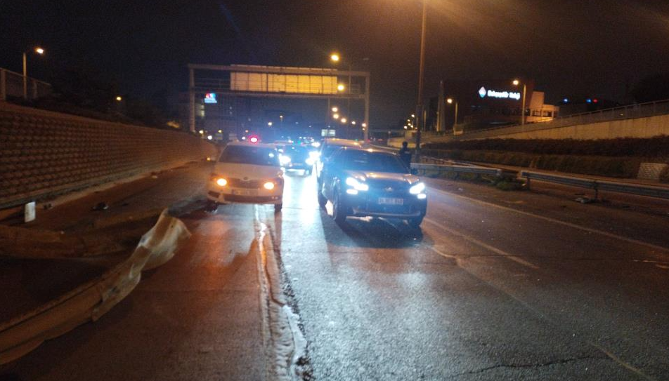 Üsküdar'da kontrolden çıkan otomobil takla attı