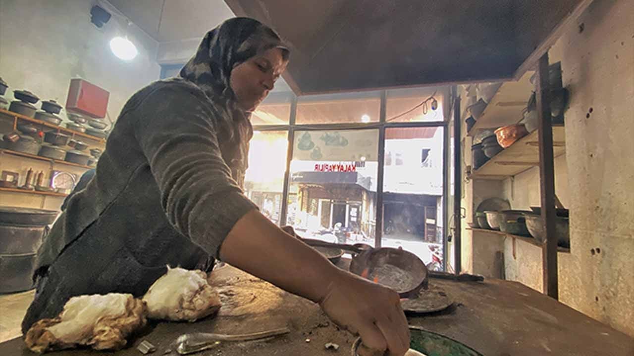 Yarım asırlık aşk ve zanaat! Edremit'in son kadın kalaycısı Suzan usta geleneği yaşatıyor