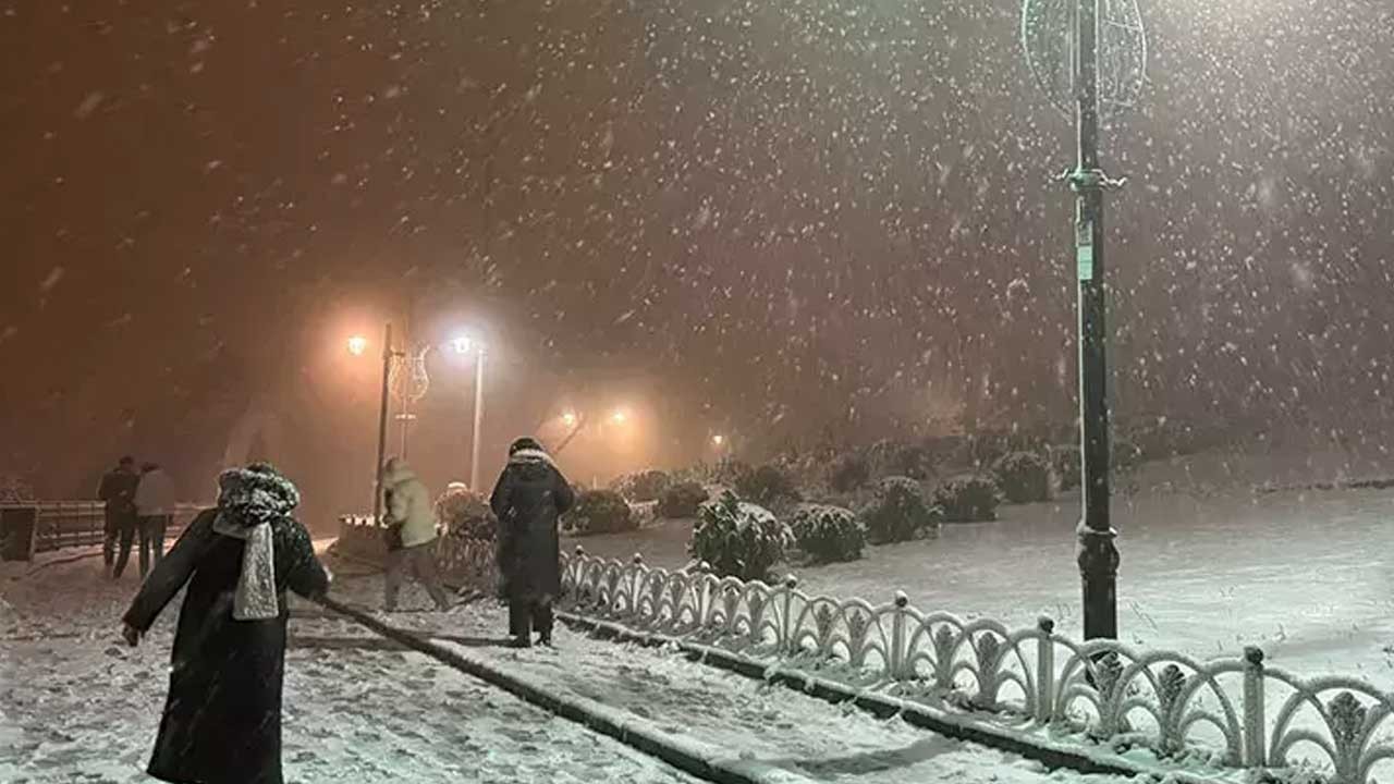 Yeni yılda İstanbul'un bazı bölgelerinde kar yağışı etkili oluyor