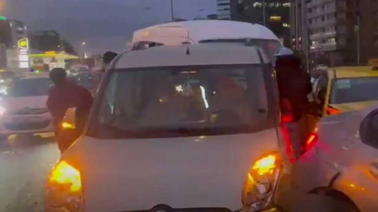 Yenibosna'da zincirleme kaza! Trafikte yoğunluk oluştu