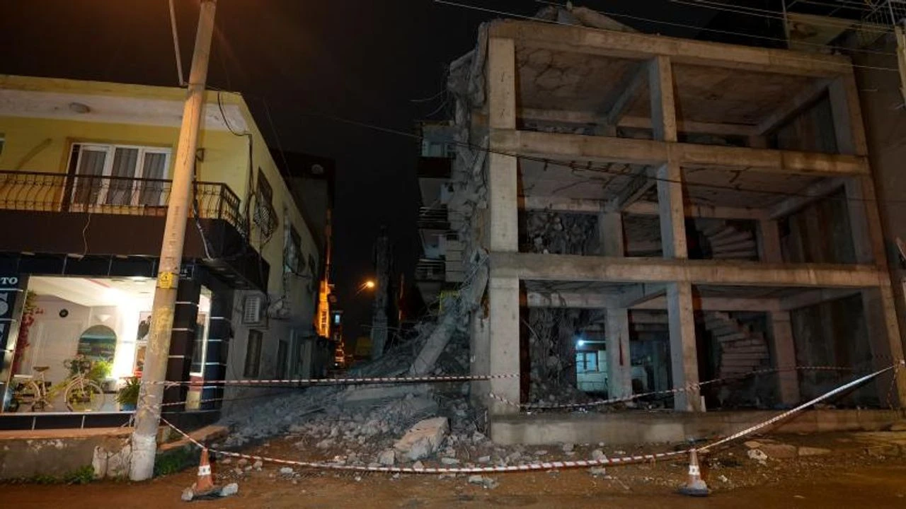 Yıkım Skandalı! Kopan Betonlar Yan Eve Yağdı