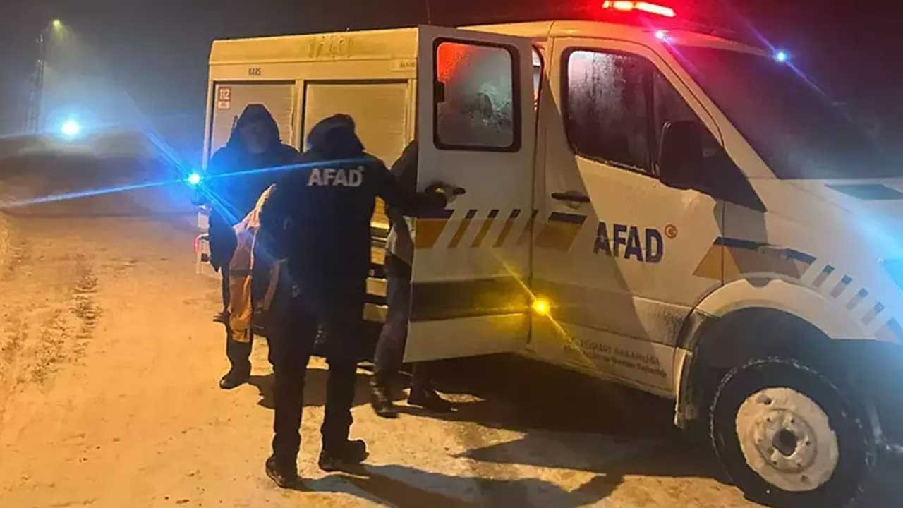 Yoğun kar nedeniyle yolcu otobüsündeki 30 kişi mahsur kaldı