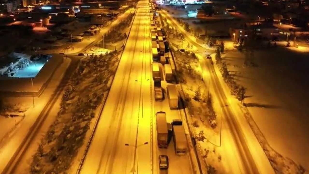 Yoğun kar yağışı! İstanbul yönüne giden ağır tonajlı araçların geçişine izin verilmiyor