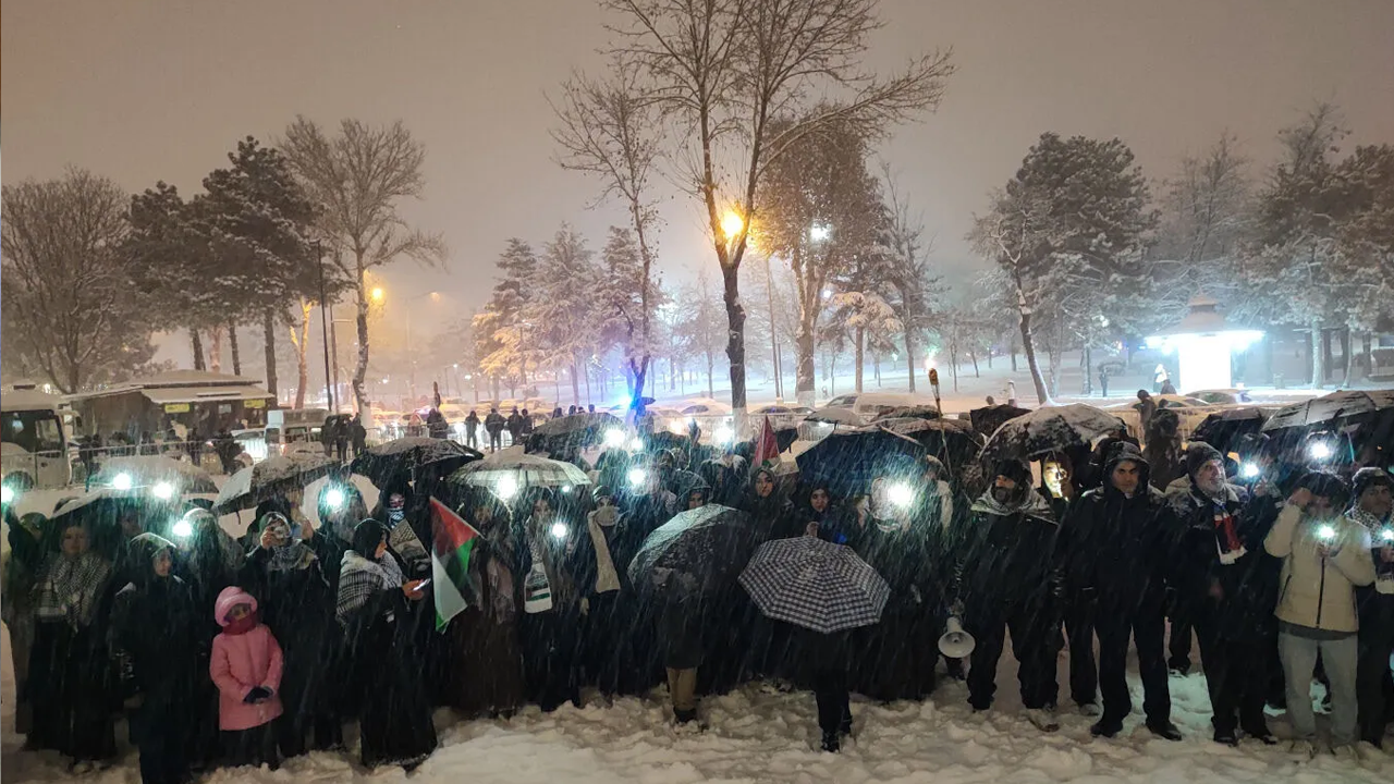 Yoğun kar yağışını umursamadan yürüdüler! "Eğlence değil, vicdan zamanı"