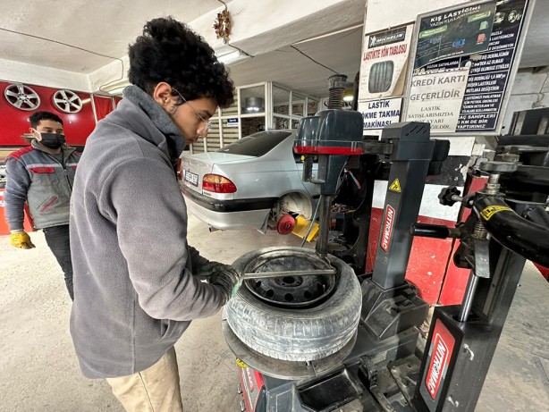 Foto - 1 Aralık’ta başlıyor! O ilimizde kış lastikleri şimdiden takılmaya başlandı! 
