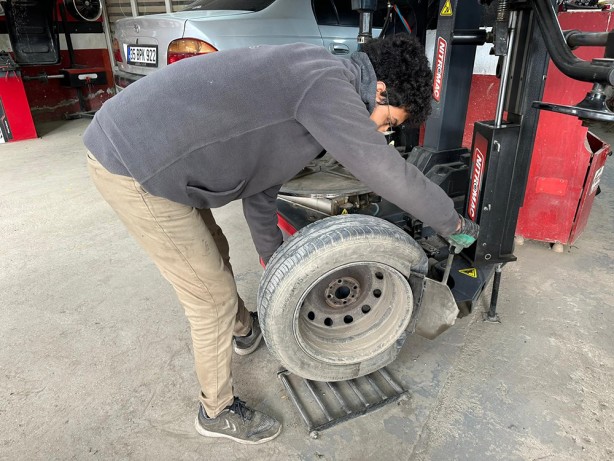 Foto - 1 Aralık’ta başlıyor! O ilimizde kış lastikleri şimdiden takılmaya başlandı! 