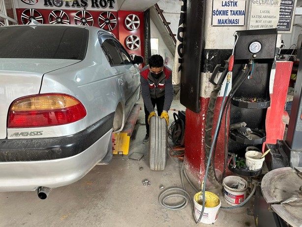 Foto - 1 Aralık’ta başlıyor! O ilimizde kış lastikleri şimdiden takılmaya başlandı! 