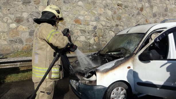 1 ay önce aldığı aracı yandı! O cep telefonuyla kaydetti
