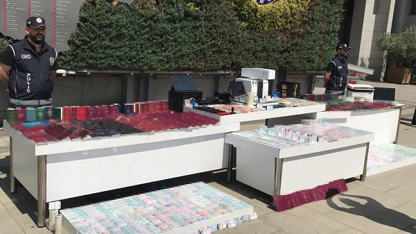 Foto - 1 değil, 2 değil, 3 değil! Sahte kimlik ve pasaport çetesine tokat