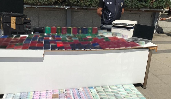 Foto - 1 değil, 2 değil, 3 değil! Sahte kimlik ve pasaport çetesine tokat
