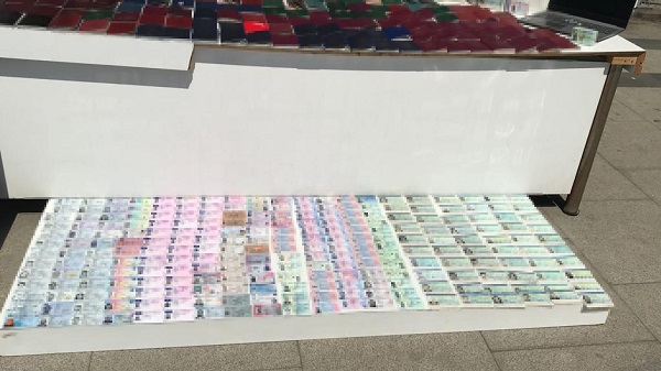 Foto - 1 değil, 2 değil, 3 değil! Sahte kimlik ve pasaport çetesine tokat