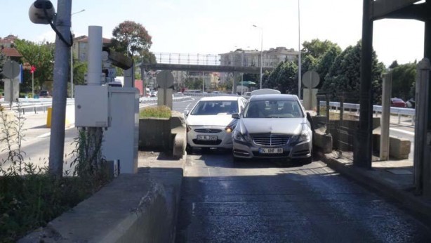 1 gişe 2 araç! Tuhaf kaza bakın nasıl oldu