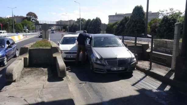 Foto - 1 gişe 2 araç! Tuhaf kaza bakın nasıl oldu