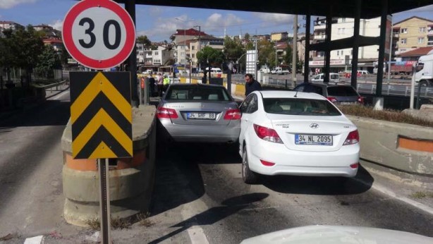 Foto - 1 gişe 2 araç! Tuhaf kaza bakın nasıl oldu