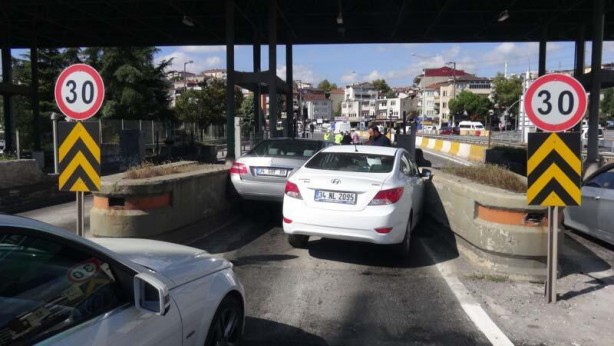 Foto - 1 gişe 2 araç! Tuhaf kaza bakın nasıl oldu