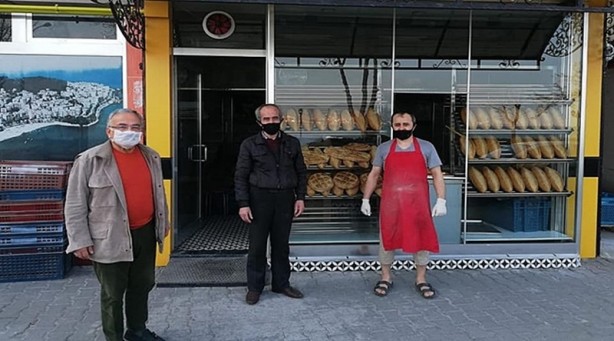 Foto - Esnafın tanıyamadığı Güler, bir ara kendisini tanımayan görevliler tarafından durdurularak ceza yazılmak istendi. Başkan Güler, yüzündeki maskeyi indirip kendini tanıtınca ceza yemekten kurtuldu. Esnaf ve görevlilerle sohbet eden Güler, ilçelerde verdiği talimatların uygulanıp uygulanmadığını da denetledi. 