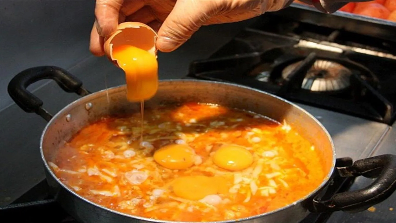 Foto - 1 kaşık ekleyin lezzeti 3 kat artsın! Tüm Konyalılar menemeni böyle pişiriyor