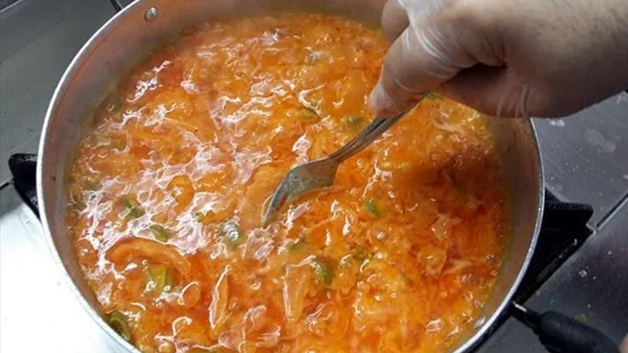 Foto - 1 kaşık ekleyin lezzeti 3 kat artsın! Tüm Konyalılar menemeni böyle pişiriyor