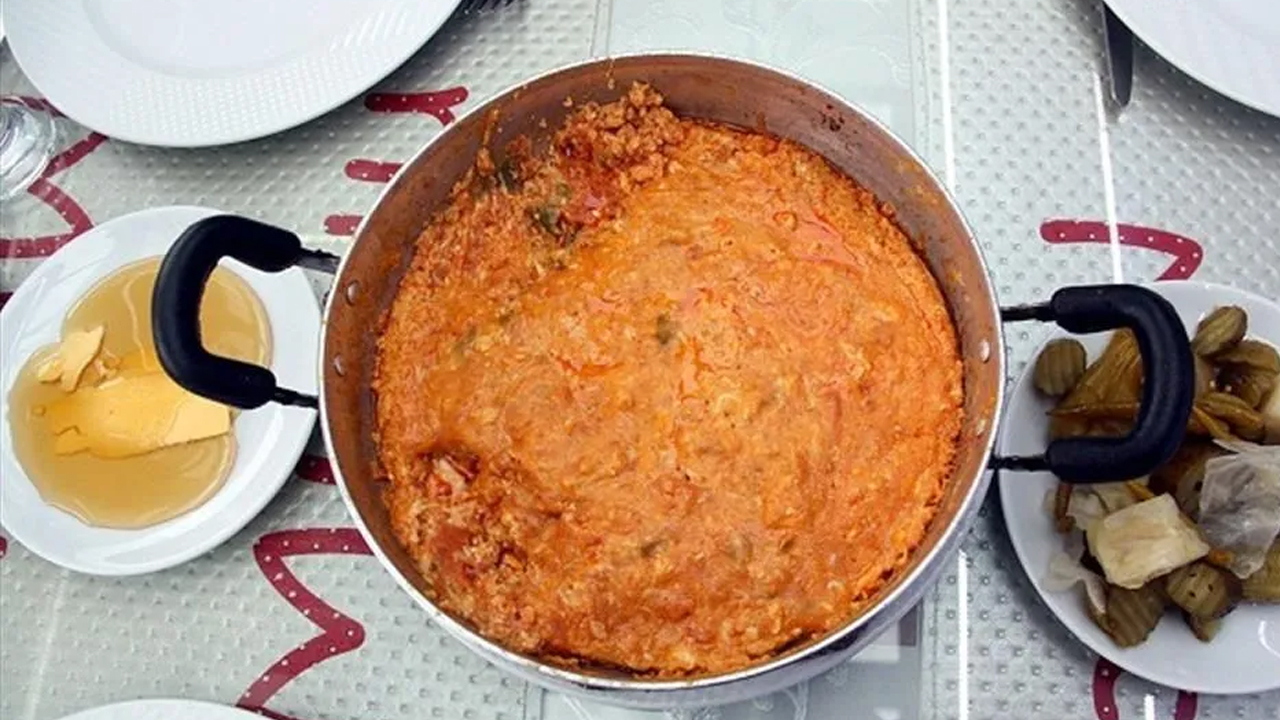 Foto - 1 kaşık ekleyin lezzeti 3 kat artsın! Tüm Konyalılar menemeni böyle pişiriyor