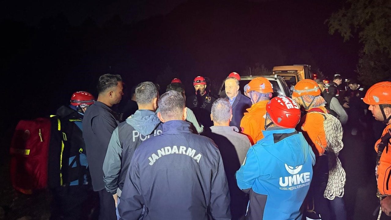 Foto - 1 kişi hayatını kaybetti, 13 kişi kurtarılmayı bekliyor! Yazılı Kanyon’da mahsur kalan ekipten acı haber