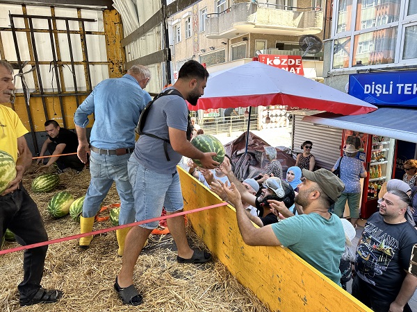 Foto - 1 saatte 25 ton karpuz bitti